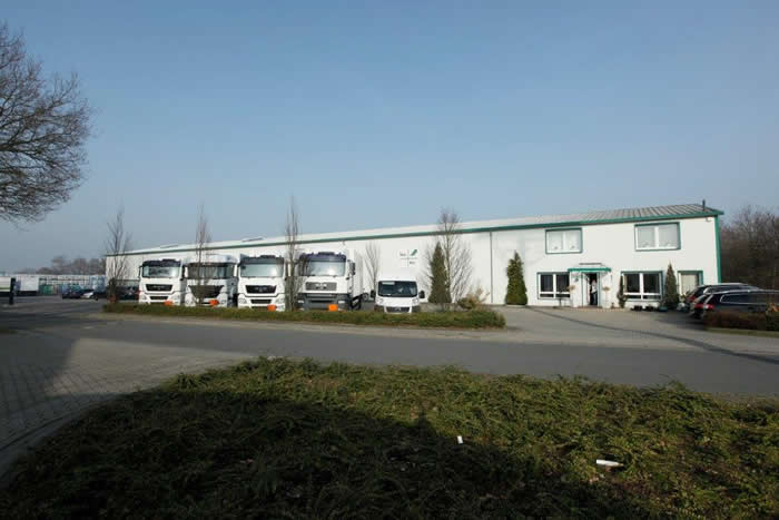 Abbildung Standort Bio Tec mit LKWs und Fahrzeugen im Vordergrund und dem Gebäude im Hintergrund